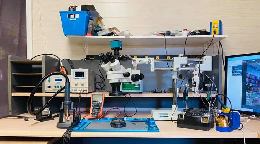 Technicien microsoudure microscope